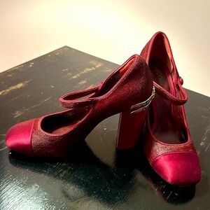 Gorgeous Tory Burch “Dragonfly” Red/Maroon super trendy shoes!